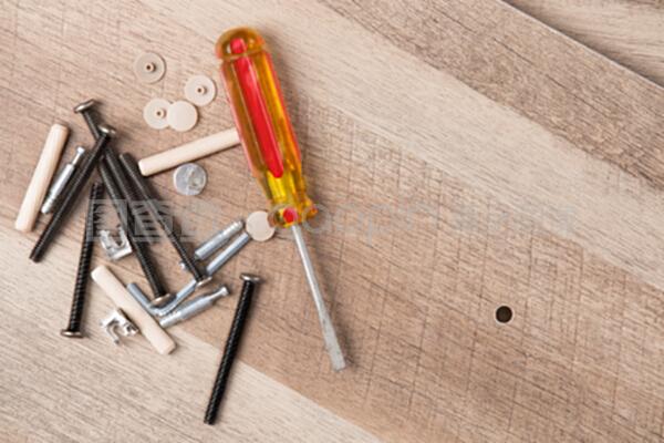 散落在木板上的螺丝刀和五金